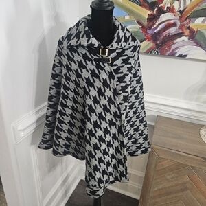 Latina VTG poncho Blk & Gray Houndstooth Sz Medium Snap Closure